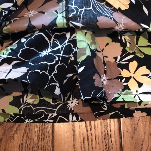 Just listed❤️ fun floral print skort - Picture 3 of 10